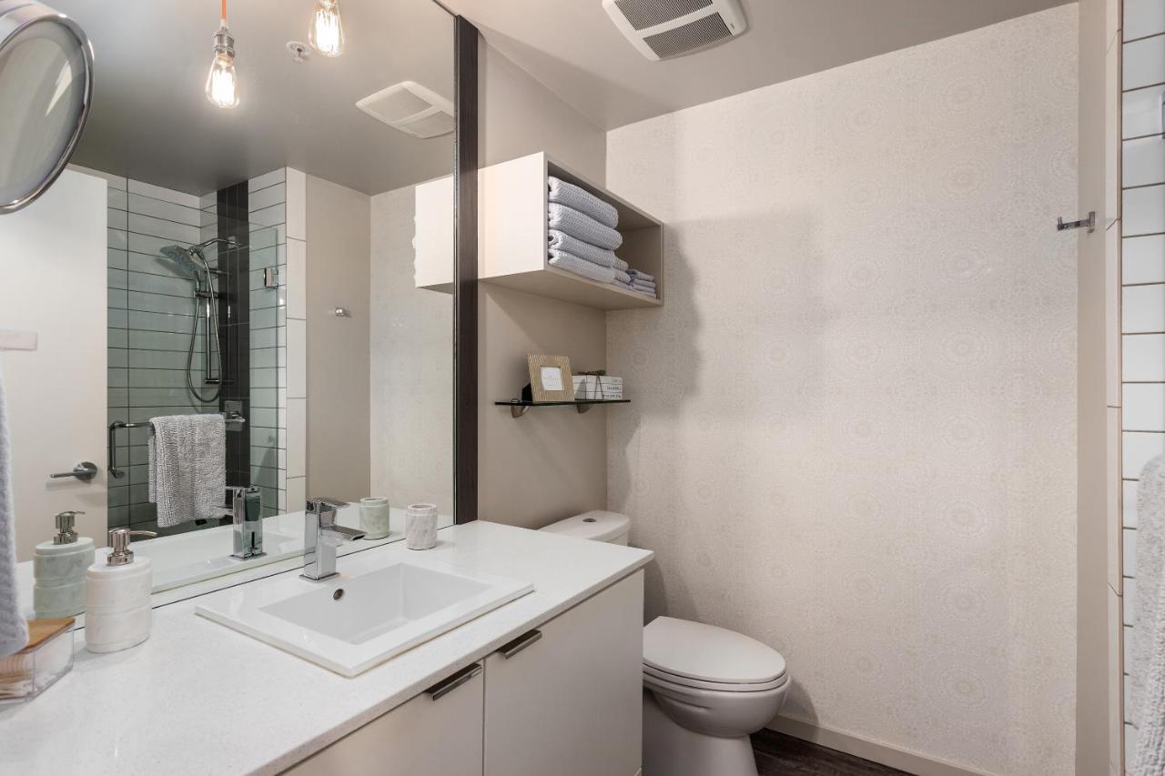 Corner Nest - Luxury Brand New Top Floor 2Bedroom Condo Kelowna Luaran gambar
